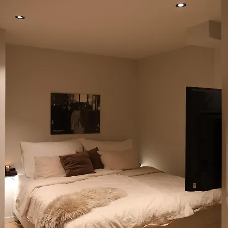 Modern Within Walking Distance To The Town *